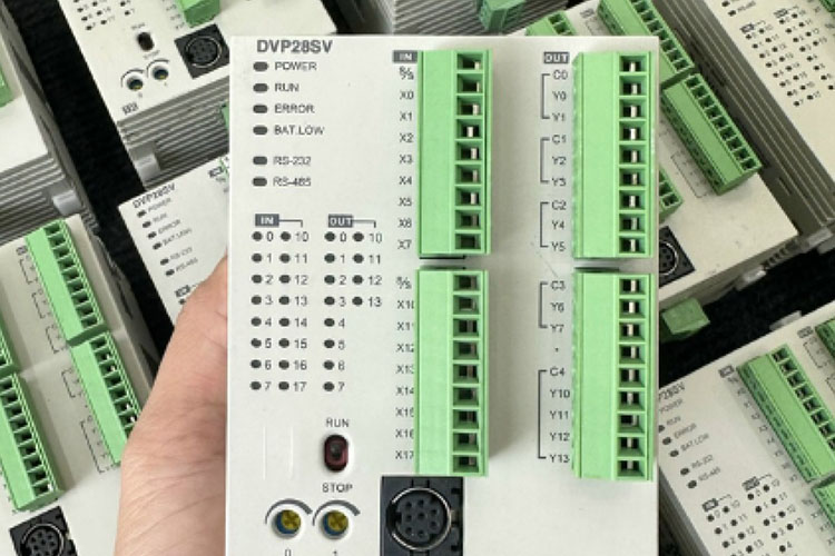 کاربردهای PLC دلتا مدل DVP28SV11R2 و DVP28SV11T2 در صنعت