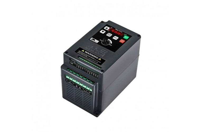 اینورتر مگا درایو دستگاهی است که سرعت و جهت چرخش موتورهای AC را بهطور دقیق کنترل میکند.